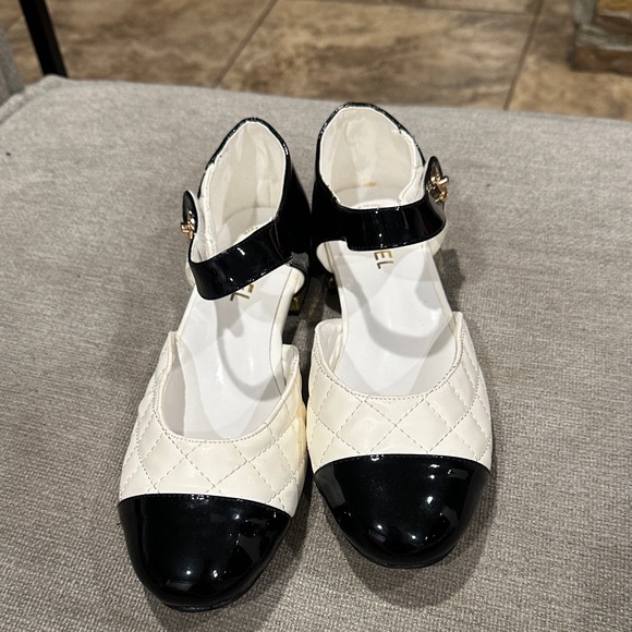 guangzhou Shoes - Clearance Black and Cream Quilted Flats size 39